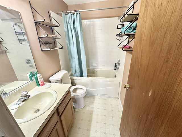7  Oyster Bay Rd Apt B - , ABSECON