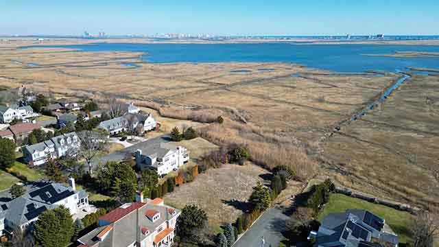 208  Balfour - , LINWOOD