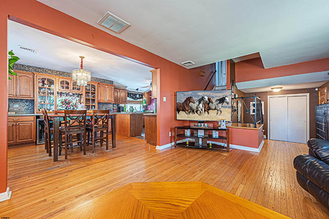 6  Holly - , NORTHFIELD