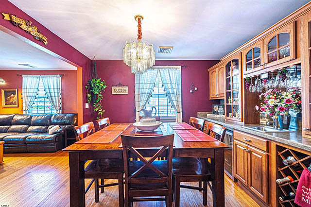 6  Holly - , NORTHFIELD